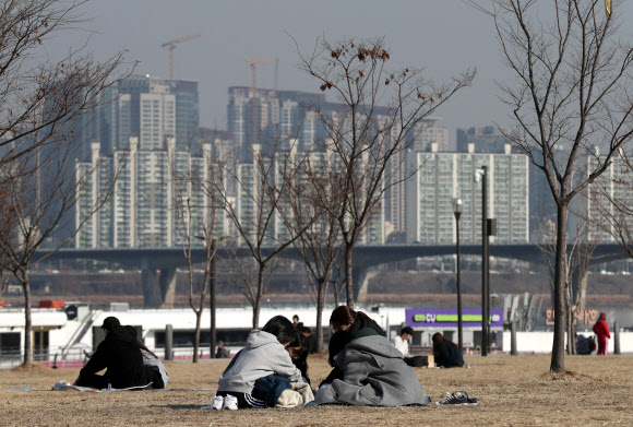 낮 기온 13도를 기록한 11일 오후 서울 여의도공원에서 시민들이 나들이를 즐기고 있다. 2020.2.11  연합뉴스