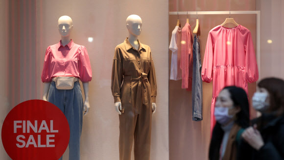 서울 낮기온이 13.9도(기상청 발표 오후 3시 기준)까지 오르며 평년보다 높은 기온을 기록한 11일 오후 서울 명동 의류매장 쇼윈도에 봄옷이 진열돼 있다. 2020.2.11  연합뉴스