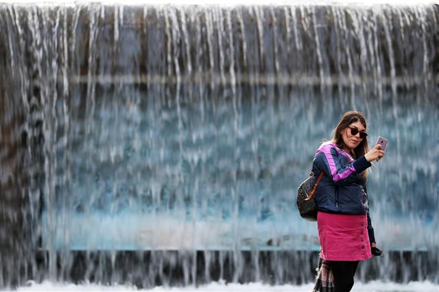 서울지역 낮 최고기온이 13도까지 오르는 등 전국이 평년보다 포근한 날씨를 보인 11일 오후 서울 종로구 청계천 상류 일대에서 외국인 관광객들이 즐거운 시간을 보내고 있다. 2020.2.11 뉴스1