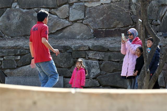 서울 한낮 기온이 13도까지 오르며 올해 가장 포근한 날씨를 보인 11일 오후 서울 중구 남산골한옥마을에서 외국인 관광객들이 즐거운 시간을 보내고 있다. 2020.2.11 뉴스1