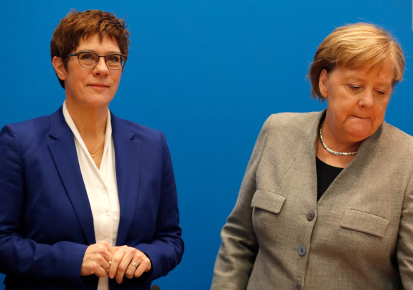 앙겔라 메르켈(오른쪽) 독일 총리와 그의 후임으로 거론되다 차기 총리 불출마를 선언한 아네그레트 크람프카렌바워 기독민주당 대표가 10일(현지시간) 베를린에서 열린 당 지도부 회의에서 만나고 있다. 베를린 AFP 연합뉴스