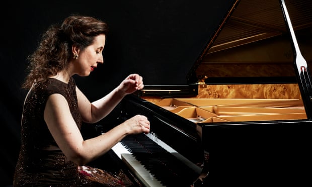 안젤라 휴이트는 2003년 이후 유럽에서 녹음할 때면 늘 파치올리의 F278 그랜드 피아노를 애지중지하며 연주해왔다. 영국 일간 가디언 홈페이지 캡처