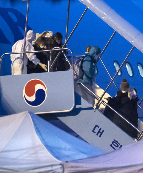 3차 전세기 타고 귀국