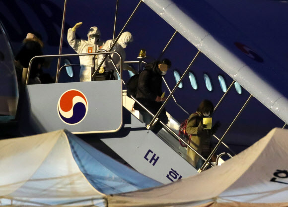 우한 교민 3차 전세기 타고 귀국