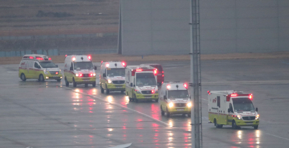 신종 코로나바이러스 감염증 발원지로 봉쇄된 우한에서 온 3차 전세기가 도착한 12일 오전 서울 김포공항 비즈니스센터 계류장에서 구급차가 이동하고 있다. 2020. 2.12 박윤슬 기자 seul@seoul.co.kr