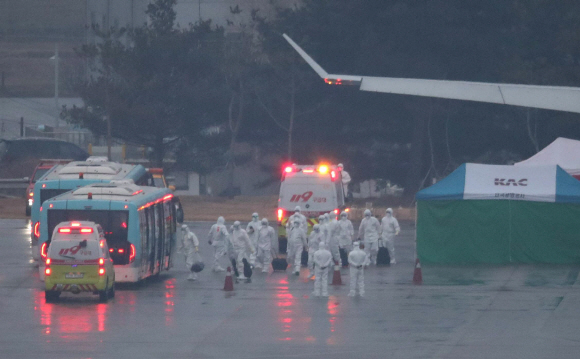 신종 코로나바이러스 감염증 발원지로 봉쇄된 우한에서 온 3차 전세기가 도착한 12일 오전 서울 김포공항 비즈니스센터 계류장에서 승무원으로 추정되는 사람들이 비행기에서 내려 버스로 이동하고 있다. 2020. 2.12 박윤슬 기자 seul@seoul.co.kr