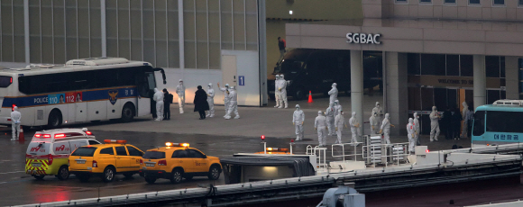 신종 코로나바이러스 감염증 발원지 중국 우한(武漢)에 남은 교민과 이들의 중국인 가족을 데려오기 위해 투입된 세 번째 전세기가 12일 새벽 김포국제공항에 도착해 교민들이 버스에 탑승하고 있다. 2020. 2.12 박윤슬 기자 seul@seoul.co.kr