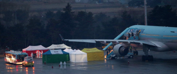 신종 코로나바이러스 감염증 발원지 중국 우한(武漢)에 남은 교민과 이들의 중국인 가족을 데려오기 위해 투입된 세 번째 전세기가 12일 새벽 김포국제공항에 도착해 승객들이 내리고 있다. 2020. 2.12 박윤슬 기자 seul@seoul.co.kr