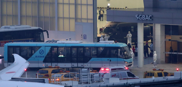 신종 코로나바이러스 감염증 발원지 중국 우한(武漢)에 남은 교민과 이들의 중국인 가족을 데려오기 위해 투입된 세 번째 전세기가 12일 새벽 김포국제공항에 도착하고 있다. 2020. 2.12 박윤슬 기자 seul@seoul.co.kr