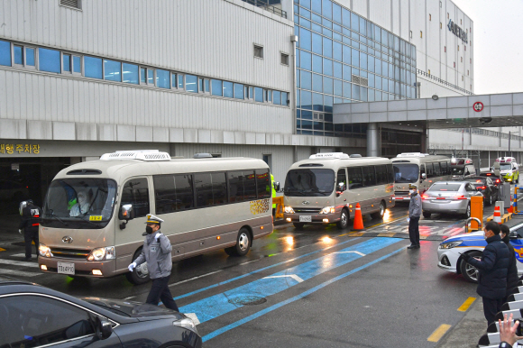 신종 코로나바이러스 감염증이 발생한 중국 후베이성 우한 교민과 중국인 가족들이 탑승한 버스가 12일 오전 서울 하늘길 김포국제공항에서 임시생활시설로 이동하고 있다. 2020. 2.12 박윤슬 기자 seul@seoul.co.kr