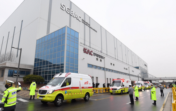 신종 코로나바이러스 감염증이 발생한 중국 후베이성 우한 교민이 12일 서울 강서구 김포국제공항에 도착한 가운데 응급차가 공항을 빠져나가고 있다. 2020. 2.12 박윤슬 기자 seul@seoul.co.kr