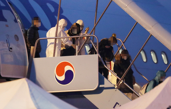 중국 후베이성 우한 지역에 체류했던 교민과 중국인 가족들이 12일 서울 김포국제공항에 도착해 대한항공 전세기에서 내리고 있다. 2020. 2.12 박윤슬 기자 seul@seoul.co.kr