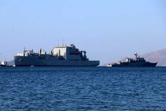 11일 필리핀 수비크 만에서 필리핀 군함(오른쪽)이 미해군 보급선 USNS 시저 차베스호(왼쪽)를 지나쳐 항해하고 있다. 수비크 EPA 연합뉴스
