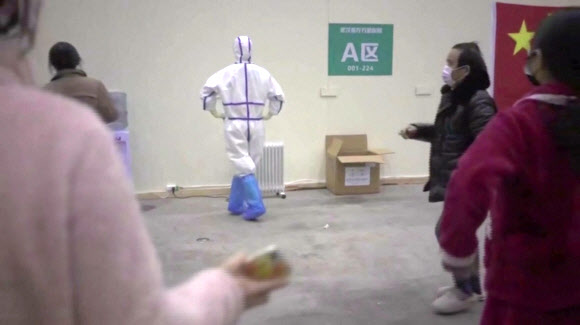 지난 10일(현지시간) 중국 후베이성 우한에 위치한 임시 병원에서 신종 코로나바이러스 감염증(코로나19)으로 격리 수용 중인 환자들과 의료진이 모여 마스크를 쓰고 춤을 추는 영상이 공개됐다. 이러한 단체 활동은 낯선 환경에 격리된 환자들의 적응과 생활을 돕기위한 것으로 알려졌다. 로이터 연합뉴스