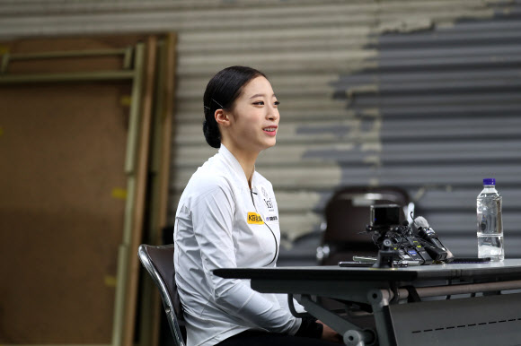 인터뷰하는 유영