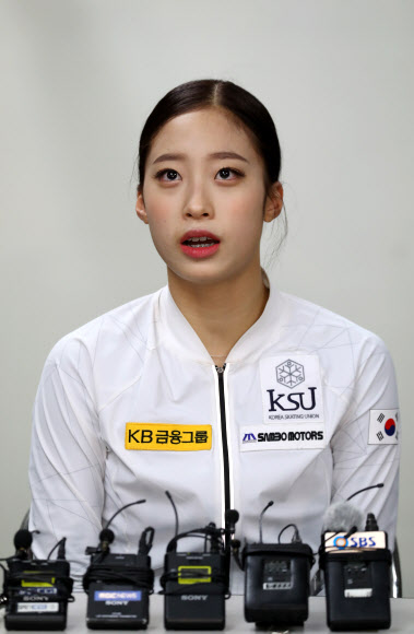 인터뷰하는 유영