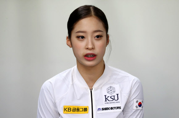 인터뷰하는 유영