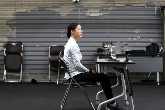 인터뷰하는 유영