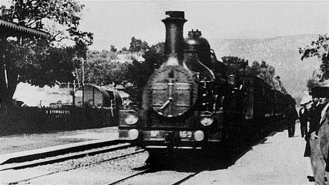 프랑스 뤼미에르 형제가 만든 영화 ‘시오타역으로 들어오는 열차’(일명 열차의 도착)의 한 장면. 1895년 12월 28일 프랑스 파리의 한 카페에서 공개한 3분짜리 이 동영상은 ‘영화’라는 장르의 문을 열었다. 위키피디아 제공