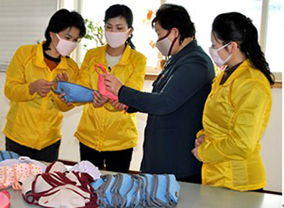 북한 “공장 1곳에서 이틀만에 마스크 4만5천개 생산”