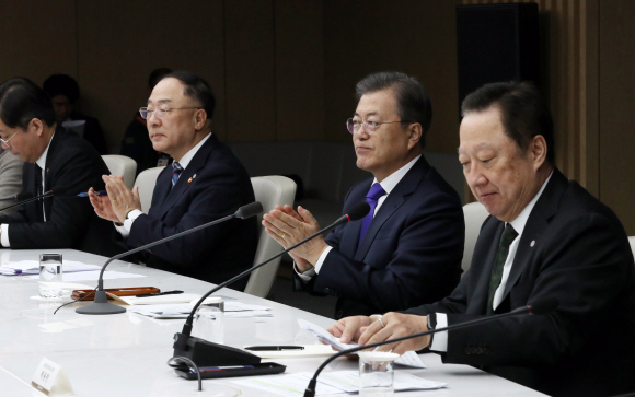 문재인 대통령이 13일 오전 서울 대한상공회의소에서 열린 코로나19 대응 경제계 간담회에서 박수를 치고 있다. 2020. 2.13 도준석 기자pado@seoul.co.kr