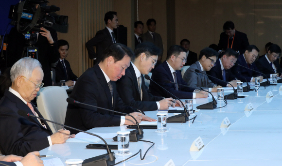 13일 오전 서울 중구 대한상공회의소에서 열린 코로나19 대응 경제계 간담회에서 참석자들이 문재인 대통령의 발언을 메모하고 있다. 2020. 2.13 도준석 기자pado@seoul.co.kr