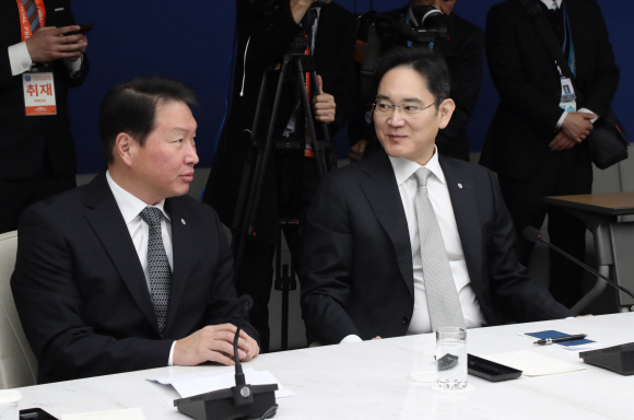 13일 오전 서울 중구 대한상공회의소에서 열린 코로나19 대응 경제계 간담회에서 이재용 삼성전자 부회장이 최태원 SK그룹 회장과 대화를 나누고 있다. 2020. 2.13 도준석 기자pado@seoul.co.kr