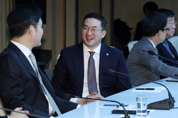 13일 오전 서울 중구 대한상공회의소에서 열린 코로나19 대응 경제계 간담회에서 이재용 삼성전자 부회장과 구광모 LG그룹 회장이 대화를 나누고 있다. 2020. 2.13 도준석 기자pado@seoul.co.kr