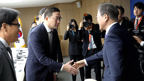 13일 오전 대한상공회의소에서 열린 ‘코로나19 대응 경제계 간담회’에서 문재인대통령이 구광모 LG회장과 인사를 나누며 입장하고 있다. 2020. 2.13 도준석 기자pado@seoul.co.kr