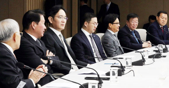 13일 오전 서울 중구 대한상공회의소에서 열린 ‘신종 코로나바이러스 감염증(코로나19)’ 대응 경제계 간담회에 참석한 경제계 인사들이 자리에 앉아 있다. 왼쪽부터 손경식 경총회장, 최태원 SK그룹 회장, 이재용 삼성전자 부회장, 구광모 L그룹 회장, 이재현 CJ그룹 회장, 윤여철 현대자동차 부회장, 황각규 롯데그룹 부회장. 2020. 2.13 도준석 기자pado@seoul.co.kr