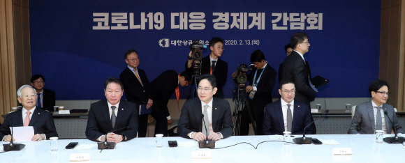 손경식(왼쪽부터) 경총회장, 최태원 SK그룹 회장, 이재용 삼성전자 부회장, 구광모 LG그룹 회장, 이재현 CJ그룹 회장이 13일 오전 서울 중구 대한상공회의소에서 열린 ‘신종 코로나바이러스 감염증(코로나19)’ 대응 경제계 간담회에 참석해 나란히 앉아 있다. 2020. 2.13 도준석 기자pado@seoul.co.kr