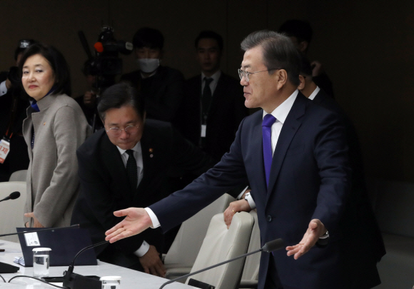 문재인 대통령이 13일 오전 서울 대한상공회의소에서 열린 코로나19 대응 경제계 간담회에서 참석자들에게 착석을 권하고 있다. 2020. 2.13 도준석 기자pado@seoul.co.kr