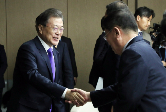 문재인 대통령이 13일 오전 서울 중구 대한상공회의소에서 열린 ‘신종 코로나바이러스 감염증(코로나19)’ 대응 경제계 간담회에 참석하며 윤여철 현대자동차 부회장과 악수하고 있다. 2020. 2.13 도준석 기자pado@seoul.co.kr