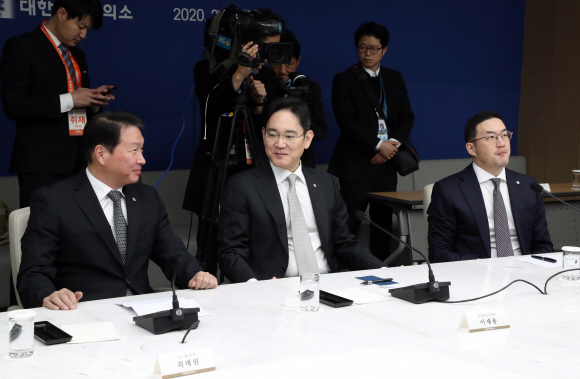 13일 오전 서울 중구 대한상공회의소에서 열린 코로나19 대응 경제계 간담회에서 최태원 SK그룹 회장, 이재용 삼성전자 부회장, 구광모 LG그룹 회장(왼쪽부터)이 회의 시작을 기다리고 있다. 2020. 2.13 도준석 기자pado@seoul.co.kr