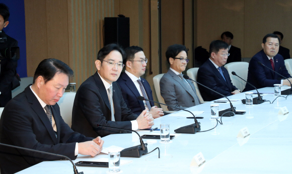 13일 오전 서울 중구 대한상공회의소에서 열린 코로나19 대응 경제계 간담회에서 최태원 SK그룹 회장, 이재용 삼성전자 부회장, 구광모 LG그룹 회장(왼쪽부터) 및 참석자들이 회의 시작을 기다리고 있다. 2020. 2.13 도준석 기자pado@seoul.co.kr
