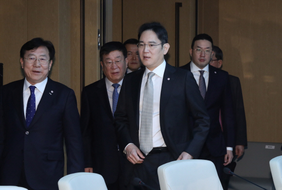 13일 오전 서울 중구 대한상공회의소에서 열린 코로나19 대응 경제계 간담회에서 이재용 삼성전자 부회장이 입장하고 있다. 2020. 2.13 도준석 기자pado@seoul.co.kr