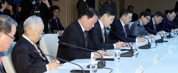 13일 오전 서울 중구 대한상공회의소에서 열린 ‘신종 코로나바이러스 감염증(코로나19)’ 대응 경제계 간담회에 참석한 참석자들이 문재인 대통령의 모두발언을 메모하고 있다. 왼쪽부터 강호갑 중견기업연합회장, 손경식 경총회장, 최태원 SK그룹 회장, 이재용 삼성전자 부회장, 구광모 L그룹 회장, 이재현 CJ그룹 회장, 윤여철 현대자동차 부회장, 황각규 롯데그룹 부회장. 2020. 2.13 도준석 기자pado@seoul.co.kr