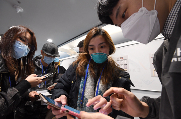 자가진단앱 설치하는 여행객들