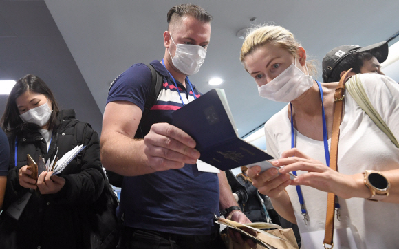 자가진단앱 설치하는 여행객들