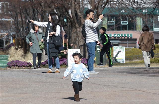 한결 가벼워진 옷차림