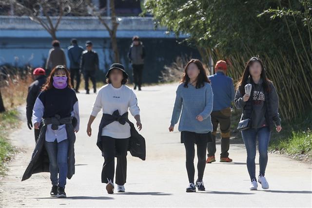 가벼워진 옷차림으로 산책 즐기는 시민들