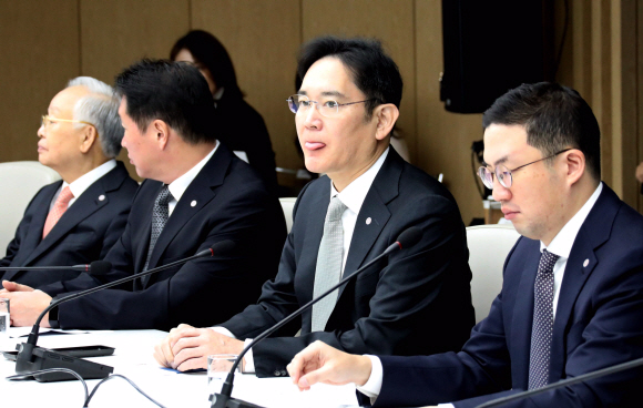 13일 오전 대한상공회의소에서 열린 ‘코로나19 대응 경제계 간담회’에서 이재용 삼성전자 부회장이 간담회장에 도착하여 문재인대통령을 기다리고 있다. 2020. 2.13 도준석 기자pado@seoul.co.kr