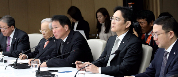 13일 오전 대한상공회의소에서 열린 ‘코로나19 대응 경제계 간담회’에서 참석자들이 문재인대통령의 모두 발언을 듣고 있다. 2020. 2.13 도준석 기자pado@seoul.co.kr