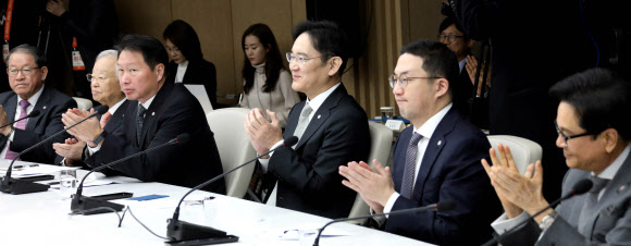 문 대통령에게 박수치는 경제계