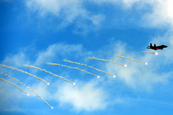 싱가포르 공군 F-15SG 전투기가 13일(현지시간) 싱가포르의 싱가포르 에어쇼에서 공중 전시에 참여하고 있다. AFP 연합뉴스