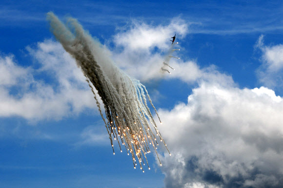 싱가포르 공군 F-15SG 전투기가 13일(현지시간) 싱가포르의 싱가포르 에어쇼에서 공중 전시에 참여하고 있다. AFP 연합뉴스