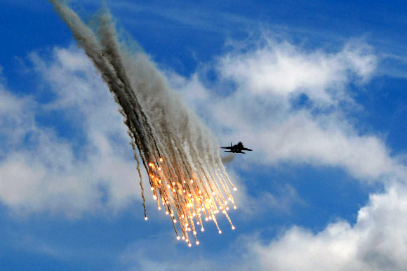 싱가포르 공군 F-15SG 전투기가 13일(현지시간) 싱가포르의 싱가포르 에어쇼에서 공중 전시에 참여하고 있다. AFP 연합뉴스