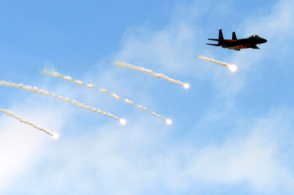 싱가포르 공군 F-15SG 전투기가 13일(현지시간) 싱가포르의 싱가포르 에어쇼에서 공중 전시에 참여하고 있다. AFP 연합뉴스