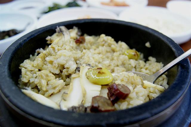 전복 껍데기를 6~7시간가량 끓인 물에 쌀과 전복을 넣어 지은 전복밥.