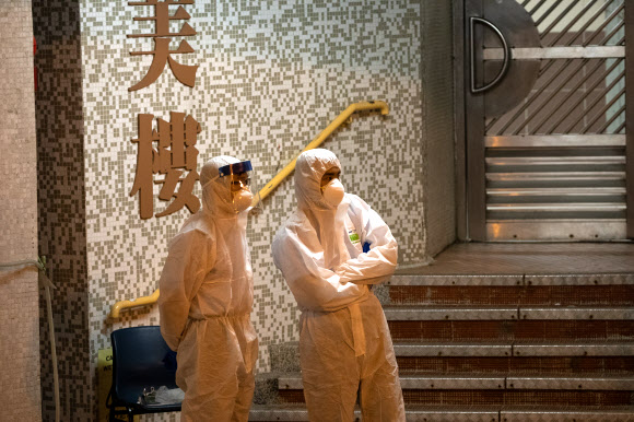 화장실을 통한 코로나19 바이러스 전파 가능성이 제기된 홍콩의 홍메이 아파트에서 11일(현지시간) 방역 당국 직원들이 현장을 살피고 있다. 2020.2.11  EPA 연합뉴스